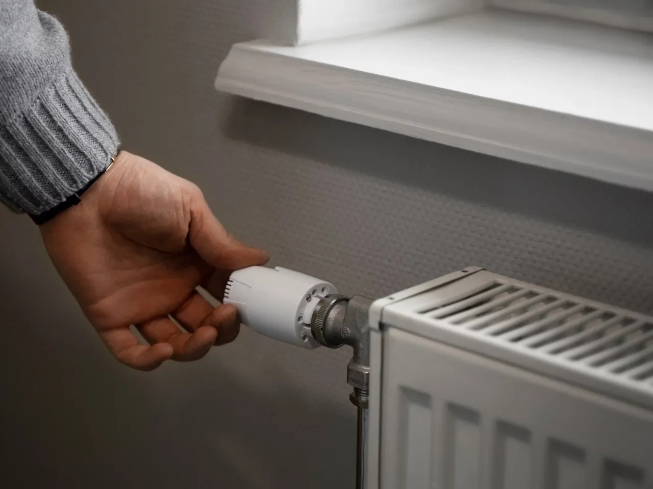 Jak zakręcić grzejnik i uniknąć problemów z ciepłem w domu